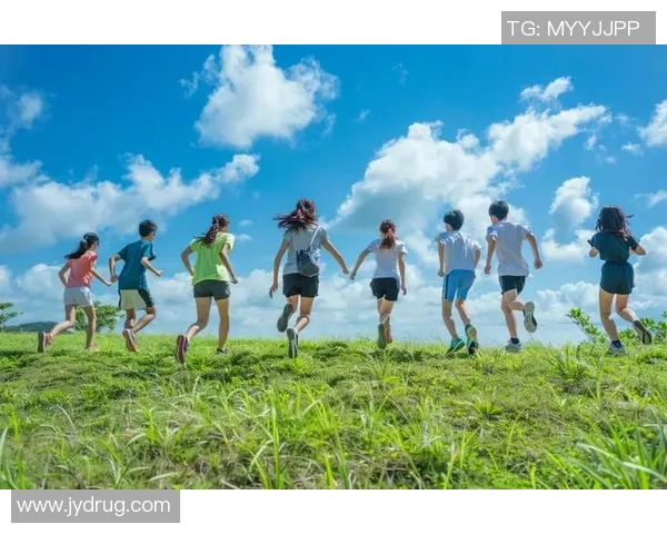 孤独的背影与绿茵场上的奋斗足迹足球明星为梦想拼搏的深刻写照